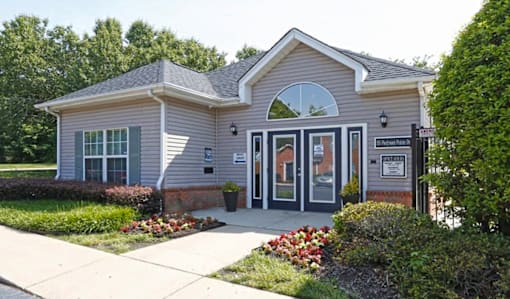 A small building with a sign that says "North Rd" on it.