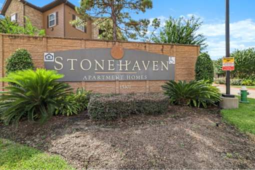 Signage for Stonehaven Apartments in Houston, TX