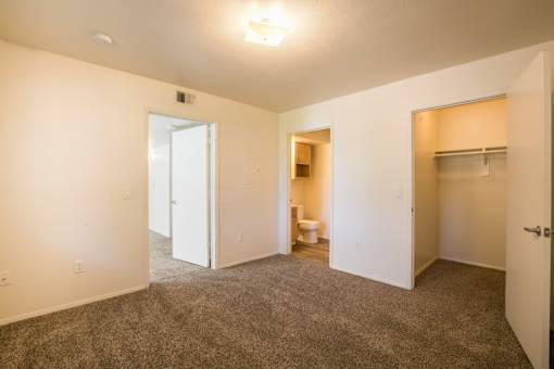 Spacious main bedroom with a private bathroom and walk-in closet