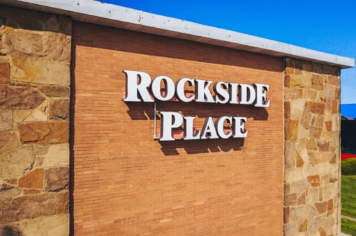 a rockside place sign on the side of a brick building