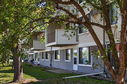 the building where the motel is located at Heritage Hills Apartments, Bloomington, MN 55437