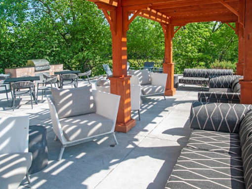Aspenwoods patio, pergola and seating at Aspenwood Apartments, Eagan, MN