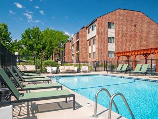 Aspenwoods Cool Blue Swimming Pool at Aspenwood Apartments, Eagan, MN 55123