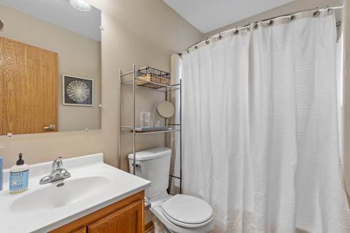 Full Bathroom at Granite Peaks Apartments, Minneapolis, MN
