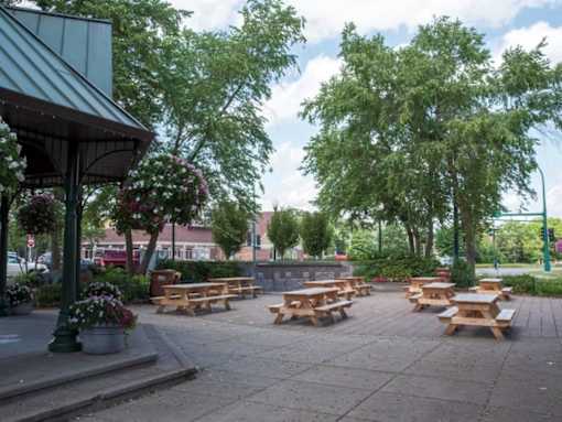 Outside sitting area at The Barnum Apartments, MN, 55110