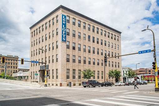A large building with the name "LES LOFTS" on the side of it.