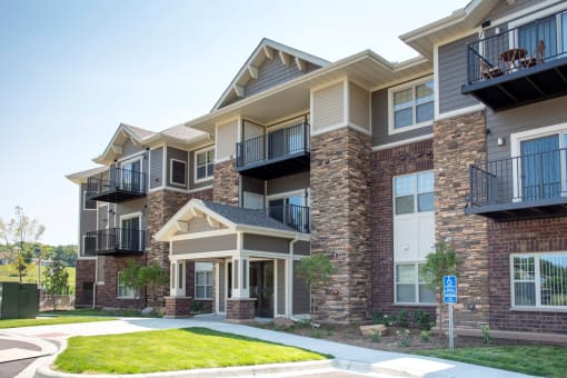 Pike Lake Marsh Apartments Exterior Entrance