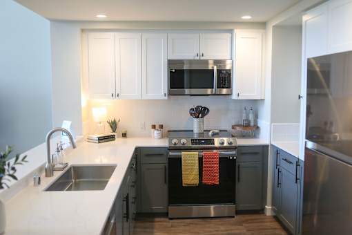 Kitchen with stovetop oven at 888 Fourth Street Apartments, LLC, Santa Rosa, CA, 95404