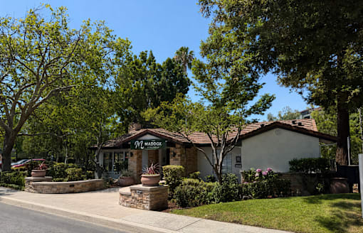 A house with a sign that says "Maddox" in front of it.