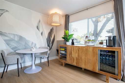 A modern dining area with a round table and chairs.at Summerhill Place Apartments, Union City, CA