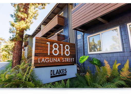 the sign for laguna street on the side of a building