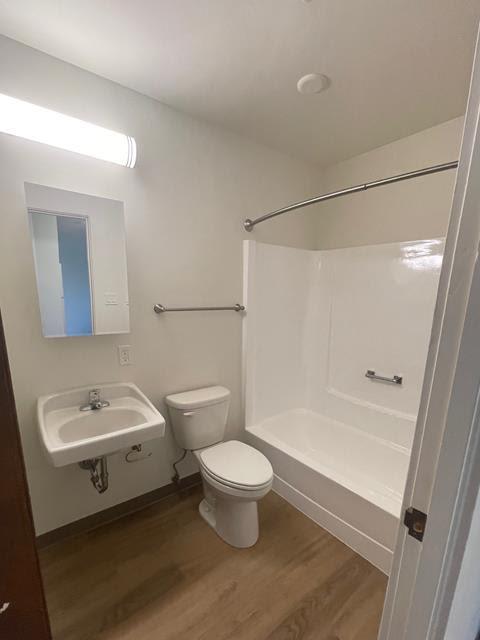 1 Bedrroom  bathroom with a sink toilet and a bath tub