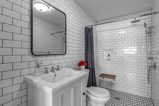 Tiled Bath Studio Apartment