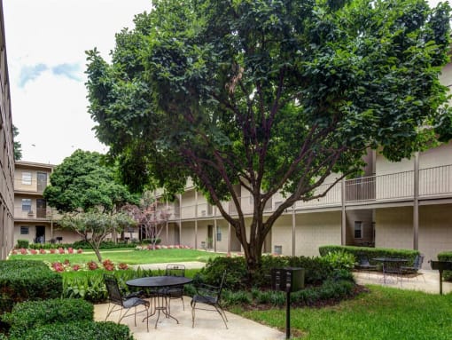 Canterbury Apartment Homes, Tuscaloosa, AL, Courtyard