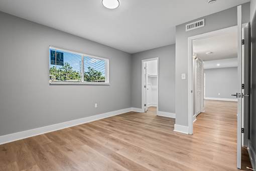 A room with wooden floors at Serenity Place Central, Florida, 32304