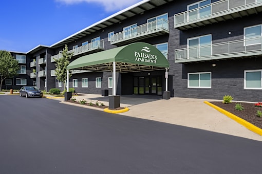 Exterior Landscape at Palisades Apartments, Kansas City, 64133