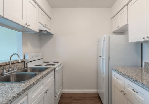 Sink With Faucet at Castlewood Apartments, Texas, 77531