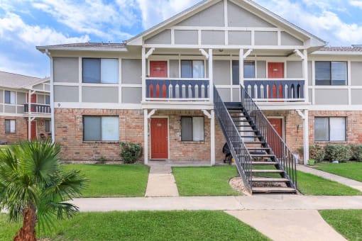 Courtyard Green Space at Castlewood Apartments, Clute, 77531