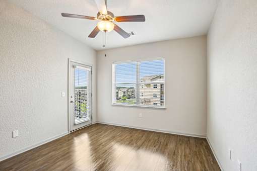 A room with a ceiling fan and a window with blinds at Venue at 109 Apartments, Lebanon 