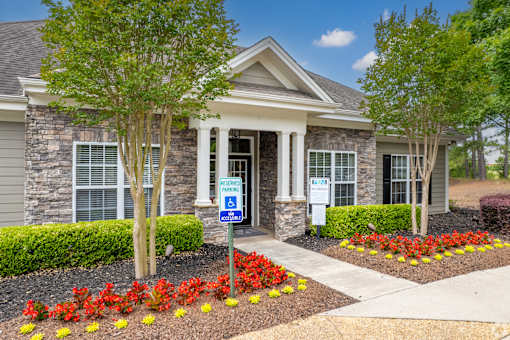 Elegant Exterior View at Mill Creek Run Apartments, Georgia, 31216