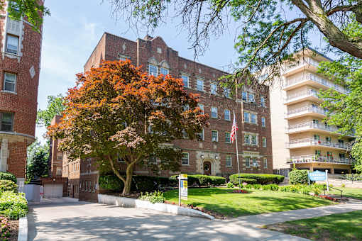 Parkway Manor Exterior