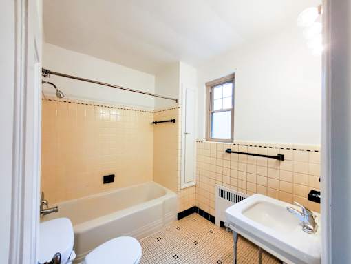 Parkway Manor Bathroom