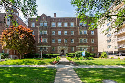 Parkway Manor Exterior Street View