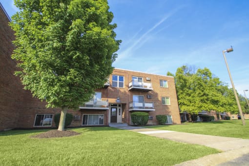 apartment building Exterior at Aspen Village, Ohio, 45238