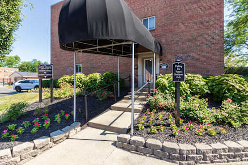 Leasing Office Exterior at Aspen Village, Cincinnati, OH