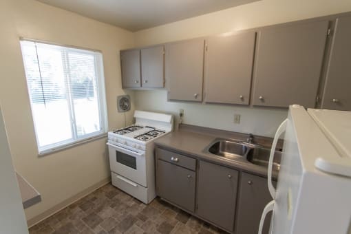 This is a photo of the kitchen in the 631 square foot, B-style 1 bedroom floor plan at Colonial Ridge Apartments in the Pleasant Ridge neighborhood of Cincinnati, OH.
