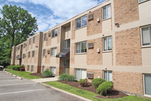 THis is a photo of a building exterior at Red Bank Reserve Apartments in Cincinnati, OH.