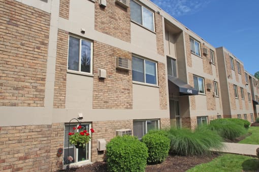THis is a photo of a building exterior at Red Bank Reserve Apartments in Cincinnati, OH.