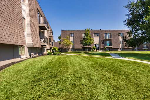 Courtyard lawn between apartment buildings at Village East Apartments in Franklin, Ohio