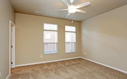 Beautiful Bright Bedroom With Wide Windows at 7th Street Brownstones, Indigo Living, 50309
