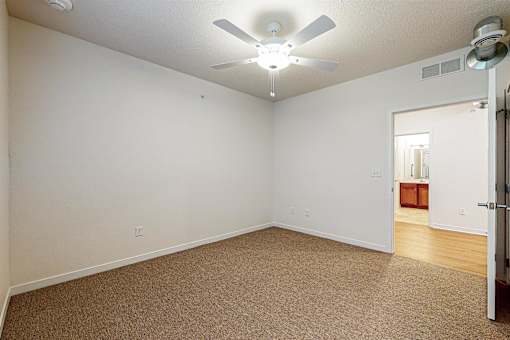 A room with a ceiling fan at Melbourne Apartments, Des Moines