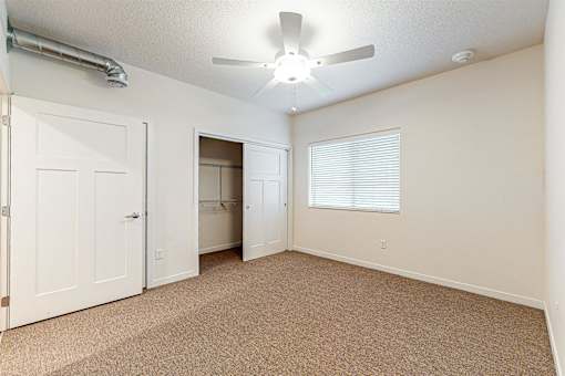 A room with a carpeted floor at Melbourne Apartments, Georgia