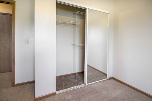 A room with a white wall and a brown carpet at Hunters Run Apartments, Newton, IA,  50208