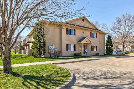 the building where the apartment is located at Lake Shore Park, Ankeny, 50021