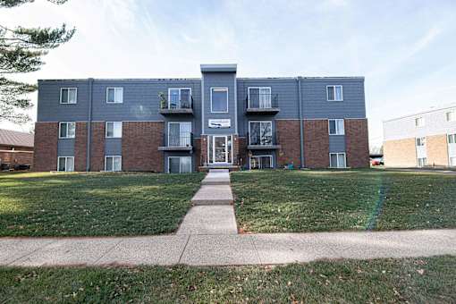 Exterior building view at Lake Shore Place Apartments, IA, 50021