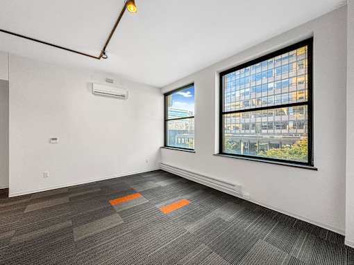 A room with a window and a carpet on the floor at The Des Moines Building Apartments, Iowa, 50309