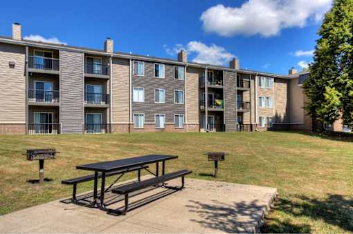 Picnic Area at Hamlet Apartments, West Des Moines, IA, 50265