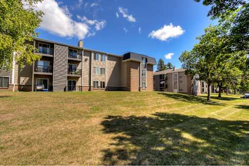Lush Green Landscape at Hamlet Apartments, Iowa