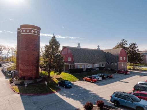 Entrance View at Hamlet Apartments, West Des Moines, Iowa