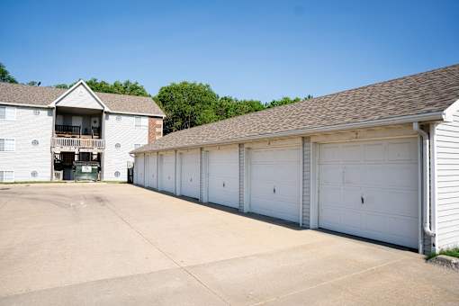 Garages Available at Saylorville Lakeside, Polk City, IA