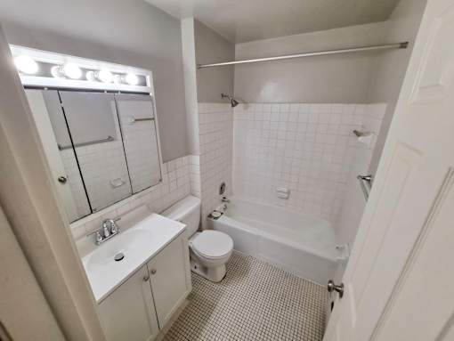 1410 St Paul Place Saint Paul, MN bathroom