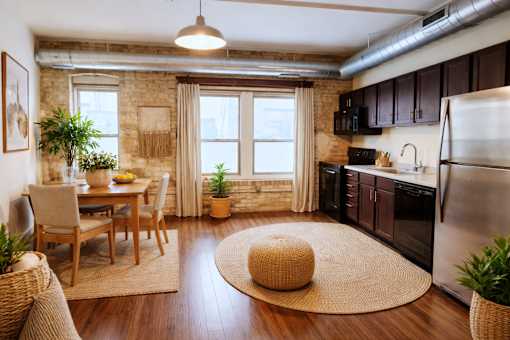 La Pompadour, Minneapolis, Minnesota