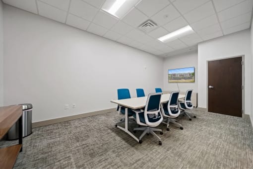 a conference room with a table and chairsat Metropolis Apartments, Glen Allen, VA 23060