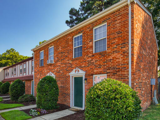 Exterior of Woodbriar apartments in Richmond VA