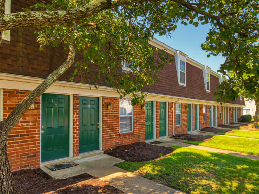 Exterior of Woodbriar apartments in Richmond VA