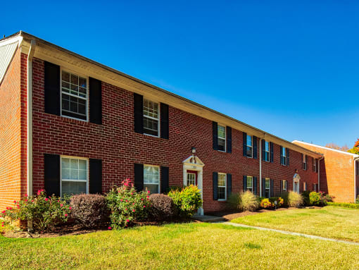 Building_Exterior_Colonial_Pines_001_RedDoor_Edit